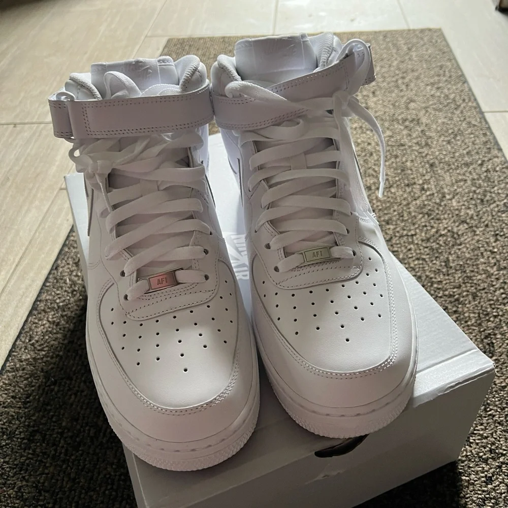 NIKE AIR FORCE 1 MID '07
WHITE MENS SIZE 13. LIKE NEW - Picture 4 of 7